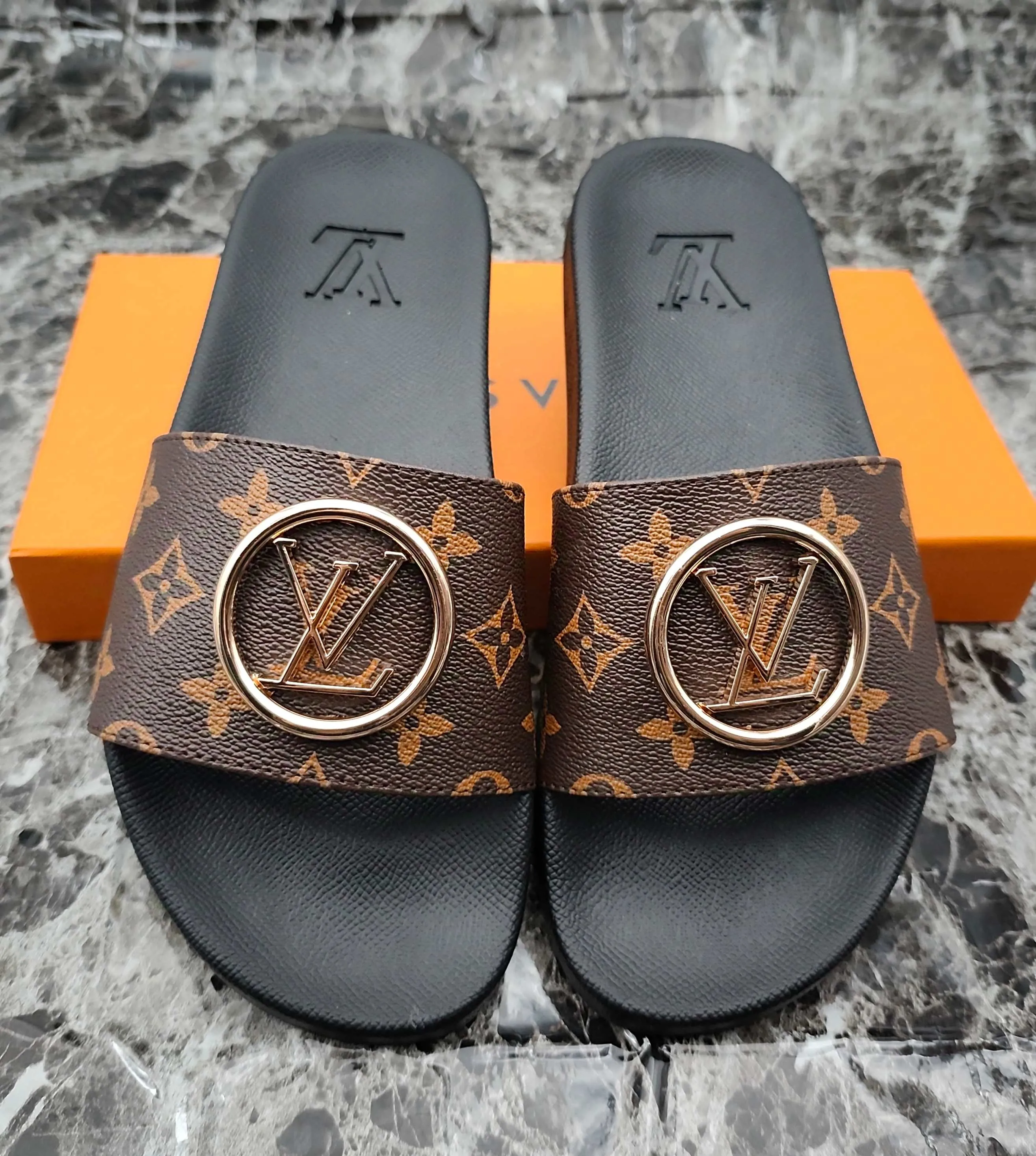 👟👟Ex-factory price 280👟👟 (available all year round) same style for men and women, size 35--48. Couple style🎗Louis Vuitton "LV" slippers, a much-anticipated one, so beautiful that it will melt your hearts❤! It is simply a masterpiece of extraordinary craftsmanship. It is a must-have for everyone. It is made by open mold. It feels Q-bounce and super soft on the feet. It is super delicate on the feet. It is an exclusive model. There are many layouts, so there is always one you like🎉🎉